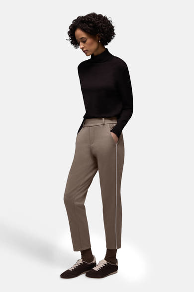 Pantalon de saison élastique beige pour femmes par STREET ONE, avec bande latérale blanche et chaussures de sport marron.
