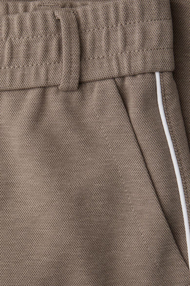 Pantalon de sport élastique beige de STREET ONE, avec poche et bande blanche latérale.