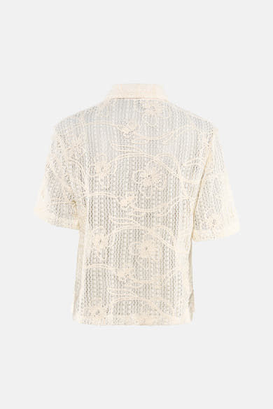 Beige blouse met korte mouwen van Terra di Siena in haakwerk met bloemenmotieven, achterzijde.