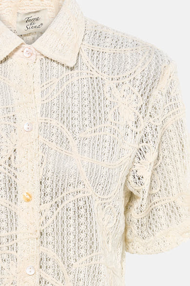 Beige blouse van Terra di Siena met kraag, ajour gehaakt met bloemenpatroon, en korte mouwen.
