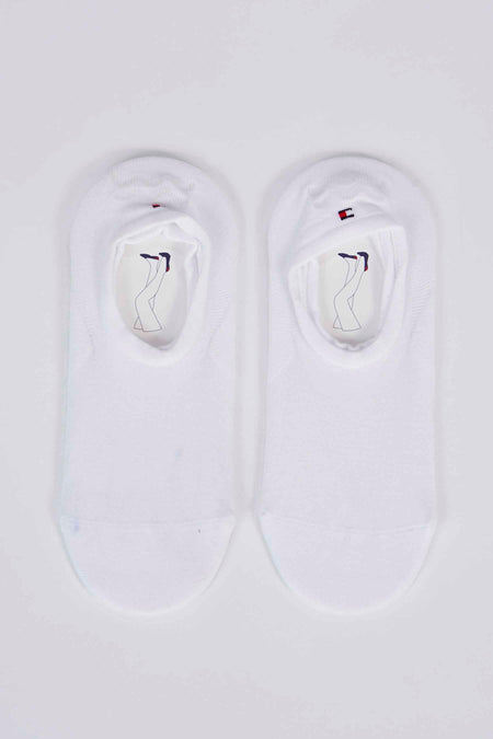 Chaussettes blanches par Tommy Jeans avec un logo brodé et des emballages intérieurs illustrés.