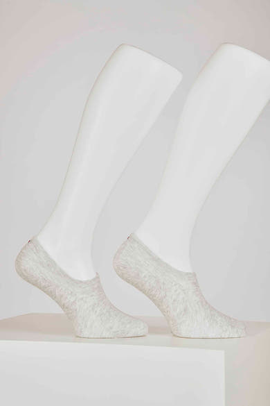 Chaussettes grises de TOMMY JEANS, portées sur des mannequins de pieds, en style invisible.