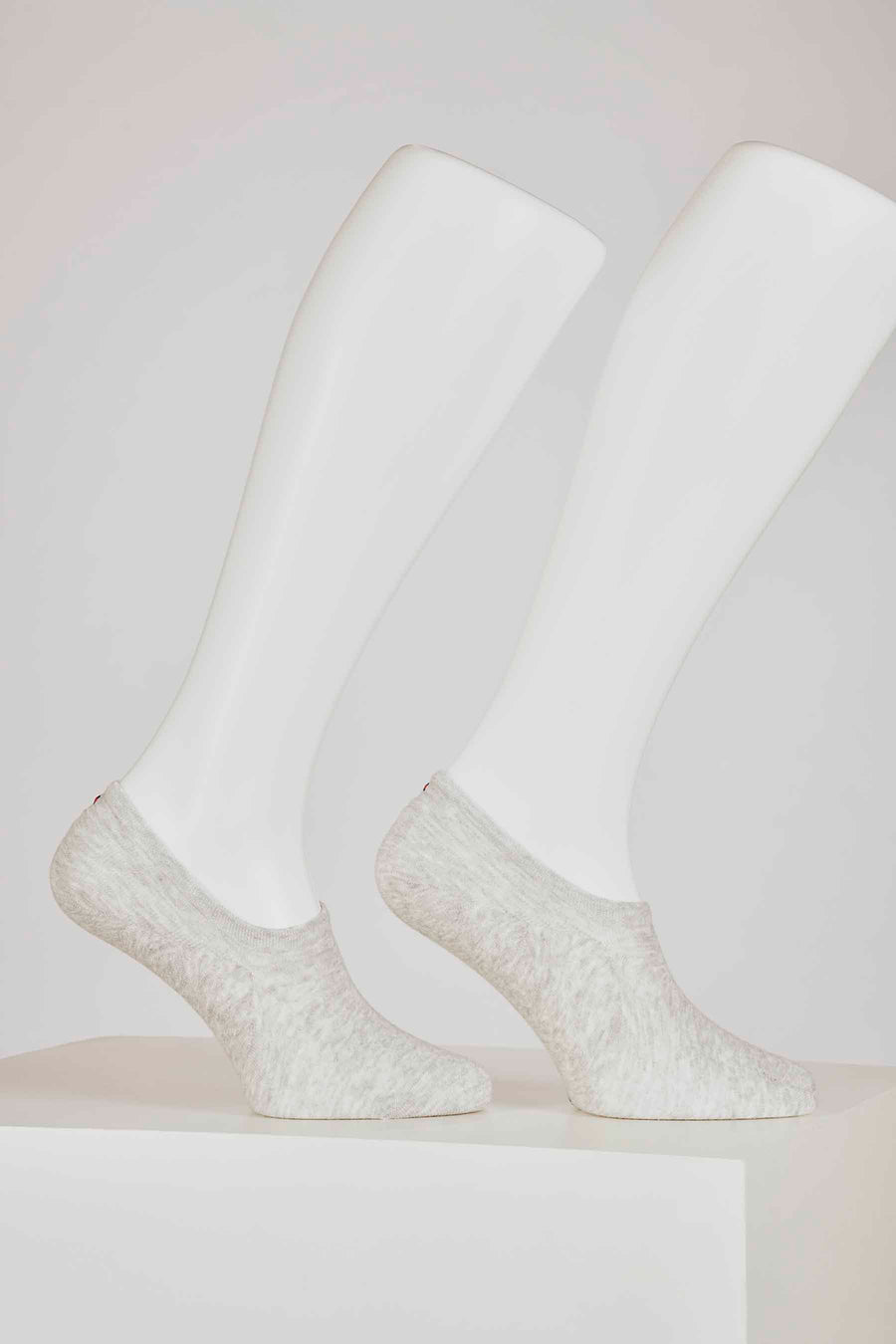 Chaussettes grises de TOMMY JEANS, portées sur des mannequins de pieds, en style invisible.