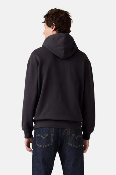 Grijze hoodie van Levi's, met capuchon, gedragen met een donkerblauwe jeans.