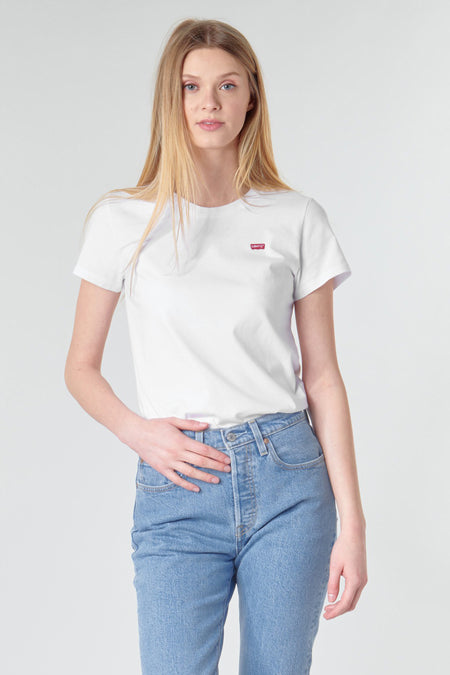 T-shirt blanc à manches courtes de Levi's, porté avec un jean taille haute bleu clair.