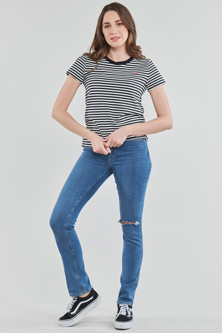 T-shirt noir à rayures horizontales by Levi's, porté avec un jean bleu déchiré et des chaussures de sport.