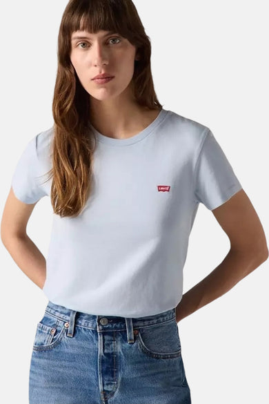 Lichte blauwe t-shirt met korte mouwen van Levi's met een rood logo op de borst.