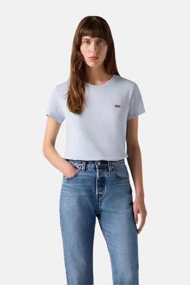Lichte blauwe T-shirt met korte mouwen van Levi's, gedragen met een hoge taille broek.