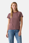 T-shirt bordeaux à rayures blanches de Levi's®, porté avec un jean bleu