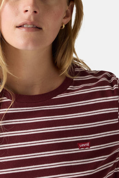 T-shirt à manches courtes bordeaux par Levi's® avec rayures blanches et logo rouge sur le devant.