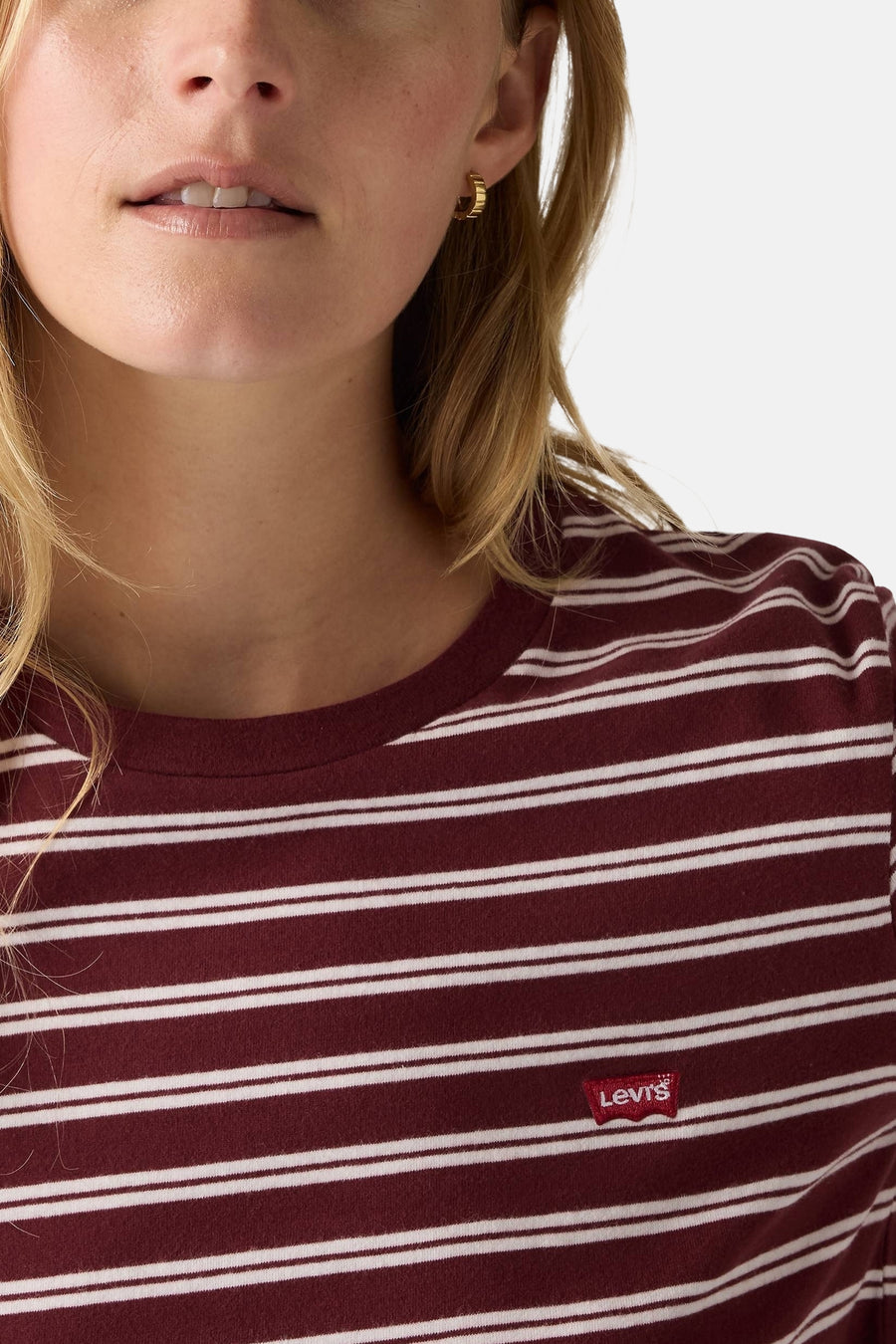 T-shirt à manches courtes bordeaux par Levi's® avec rayures blanches et logo rouge sur le devant.