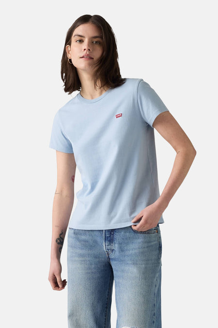 Blauw T-shirt met korte mouwen van Levi's, met een klein rood logo op de borst, op een witte achtergrond.