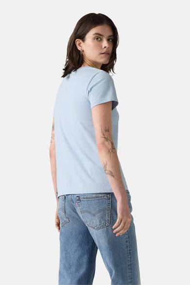 Blauw T-shirt met korte mouwen van Levi's, gedragen met een blauwe spijkerbroek, achtergezicht.