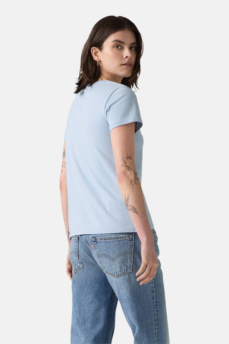 Blauw T-shirt met korte mouwen van Levi's, gedragen met een blauwe spijkerbroek, achtergezicht.