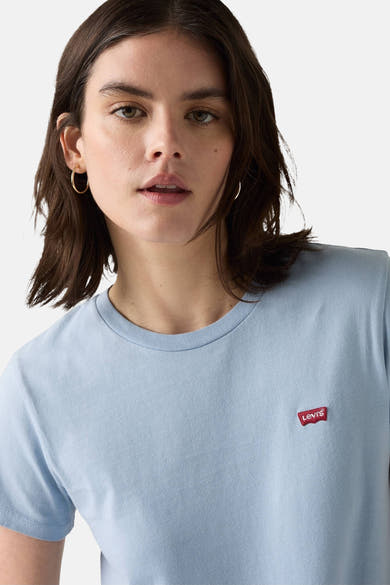 T-shirt bleu à manches courtes de Levi's®, avec un petit logo rouge sur la poitrine et porté par une femme.
