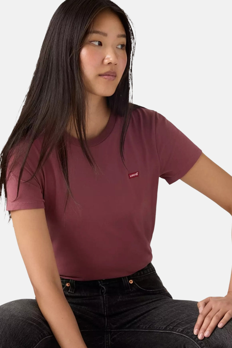 Bordeaux T-shirt met korte mouwen van Levi's, met een klein rood logo op de borst.