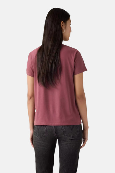 Bordeaux T-shirt met korte mouwen van Levi's, gedragen met een zwarte jeans, achtergezicht.