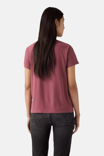 Bordeaux T-shirt met korte mouwen van Levi's, gedragen met een zwarte jeans, achtergezicht.