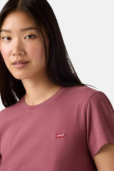 T-shirt bordeaux à manches courtes de Levi's avec logo rouge sur le devant.