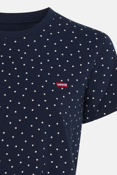T-shirt bleu à pois blancs de Levi's® avec logo rouge sur poitrine, vue rapprochée