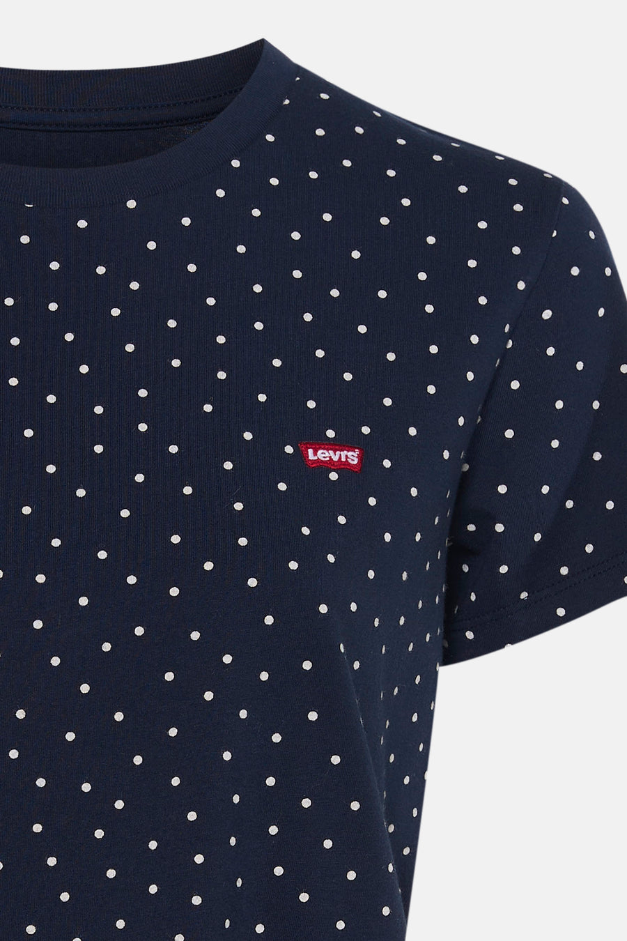 T-shirt bleu à pois blancs de Levi's® avec logo rouge sur poitrine, vue rapprochée