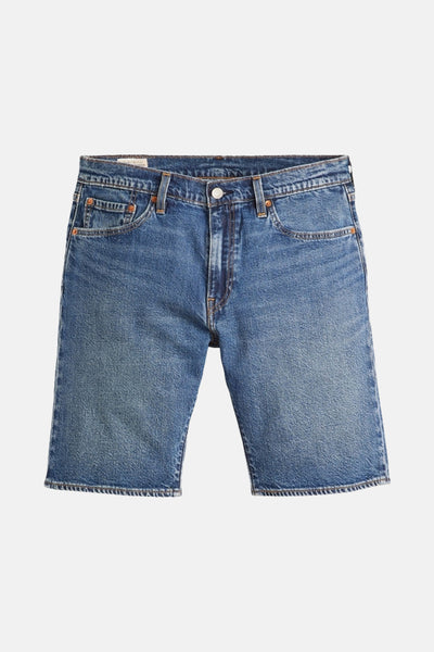 Short en denim bleu moyen de Levi's, coupe droite et classique, avec détails de poches.