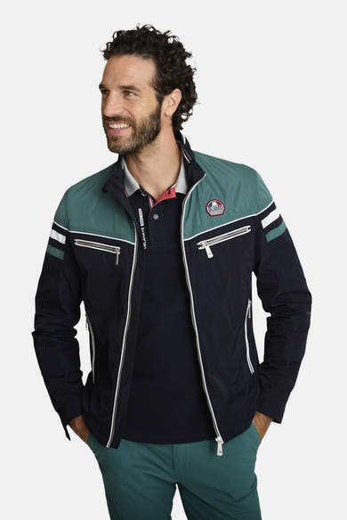 Blauwe blazer van DELAHAYE, met groene inzetstukken en witte strepen op de mouwen, achterzicht.