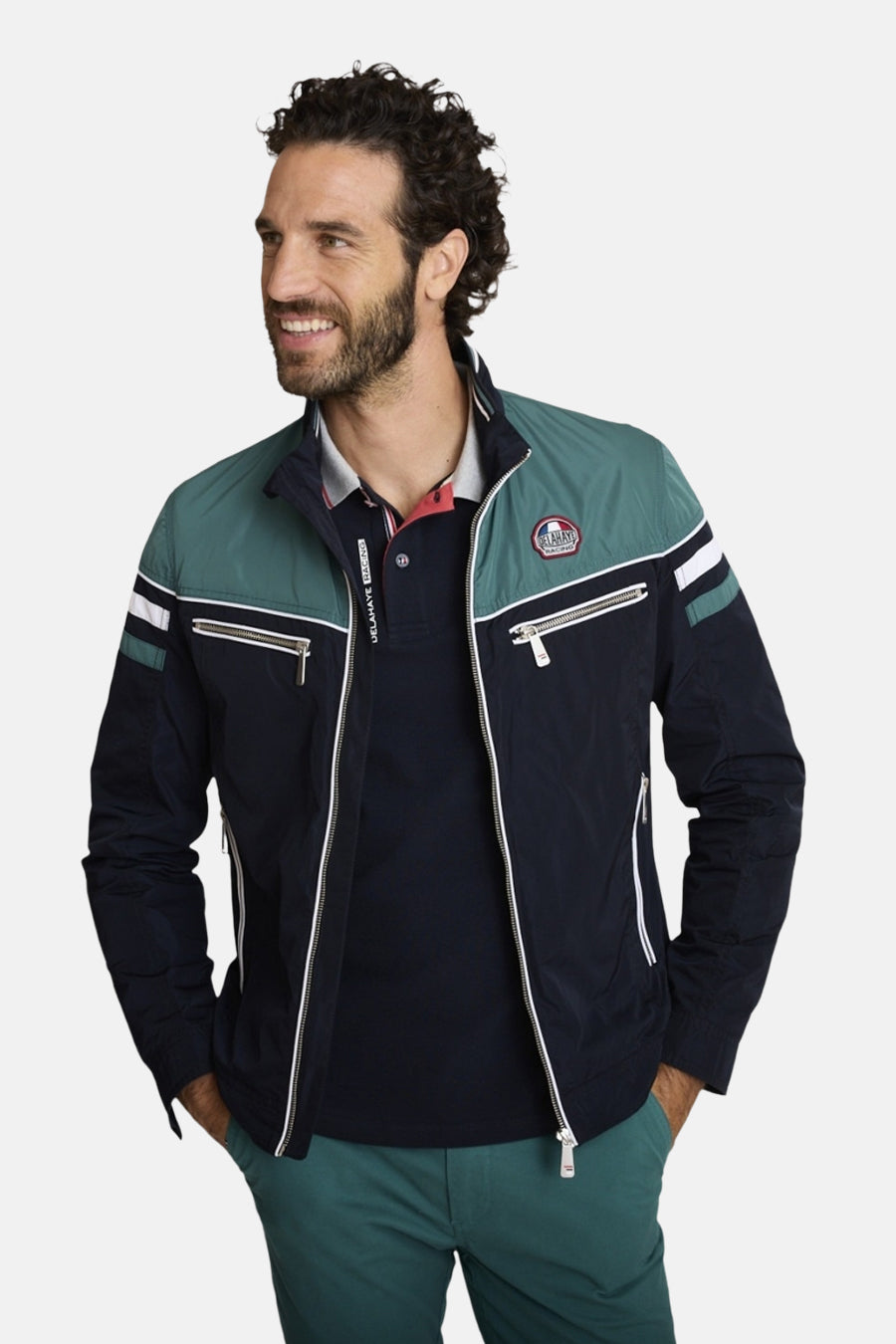 Blauwe blazer van DELAHAYE, met groene inzetstukken en witte strepen op de mouwen, achterzicht.