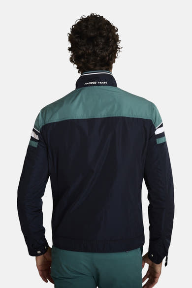 Blazer bleu de DELAHAYE, avec empiècement vert et bandes blanches aux manches, vue de dos.