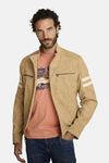 Beige blazer voor heren van DELAHAYE, met decoratieve strepen op de mouwen, gedragen met een spijkerbroek.
