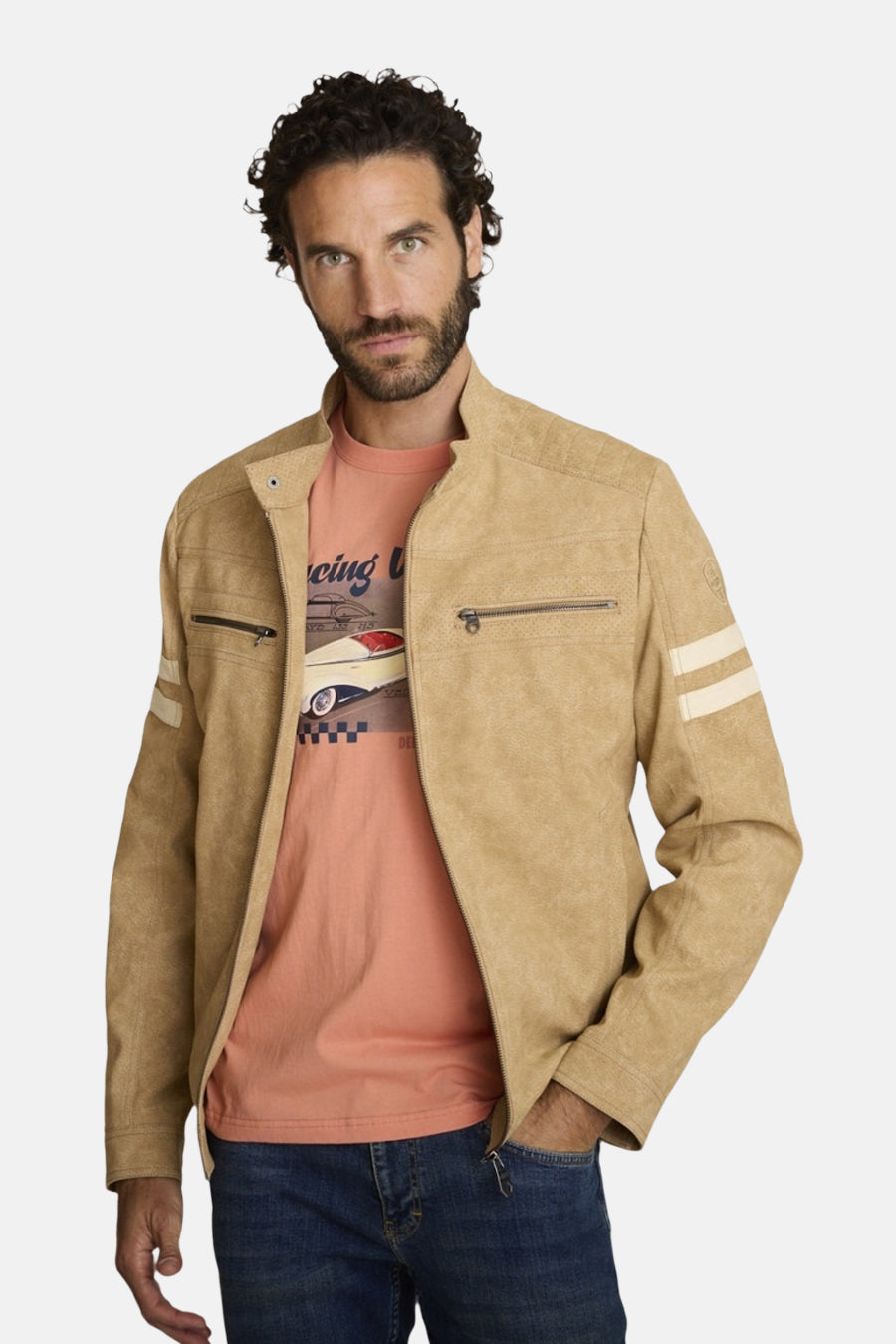 Beige blazer voor heren van DELAHAYE, met decoratieve strepen op de mouwen, gedragen met een spijkerbroek.