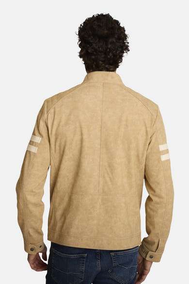 Blazer beige pour homme par DELAHAYE, avec rayures décoratives sur les manches, porté avec un jean.