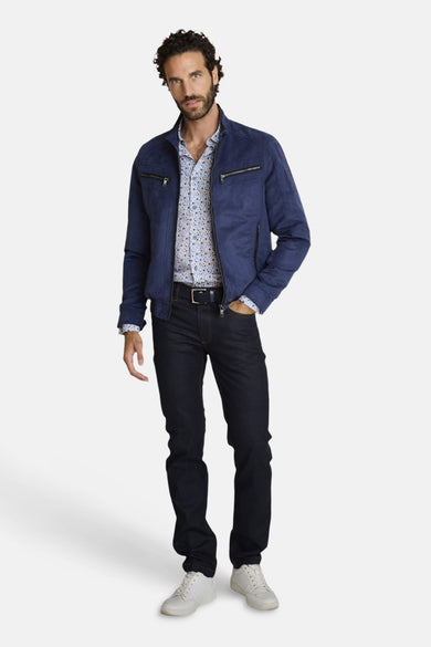 Veste courte bleue par DELAHAYE, avec fermeture éclair, poches et sur une chemise imprimée.