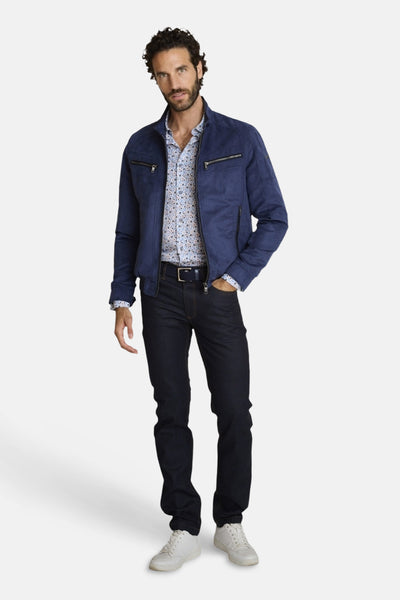 Veste courte bleue par DELAHAYE, avec fermeture éclair, poches et sur une chemise imprimée.