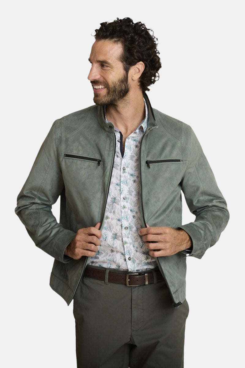 Veste courte verte par DELAHAYE, détails matelassés aux épaules, portée avec une chemise à imprimé floral et un pantalon vert olive.