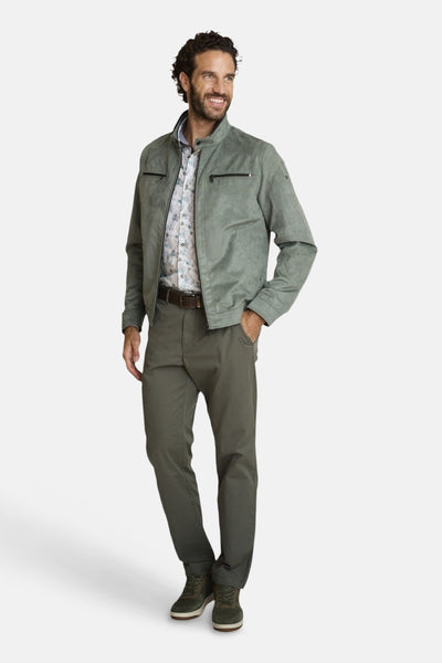 Veste courte verte de DELAHAYE, portée avec une chemise à motif et un pantalon assorti.