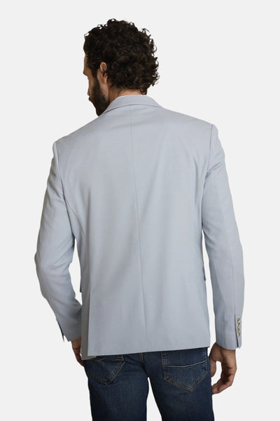 Blauwe blazer van DELAHAYE, klassieke pasvorm, gedragen met een jeans, achteraanzicht.