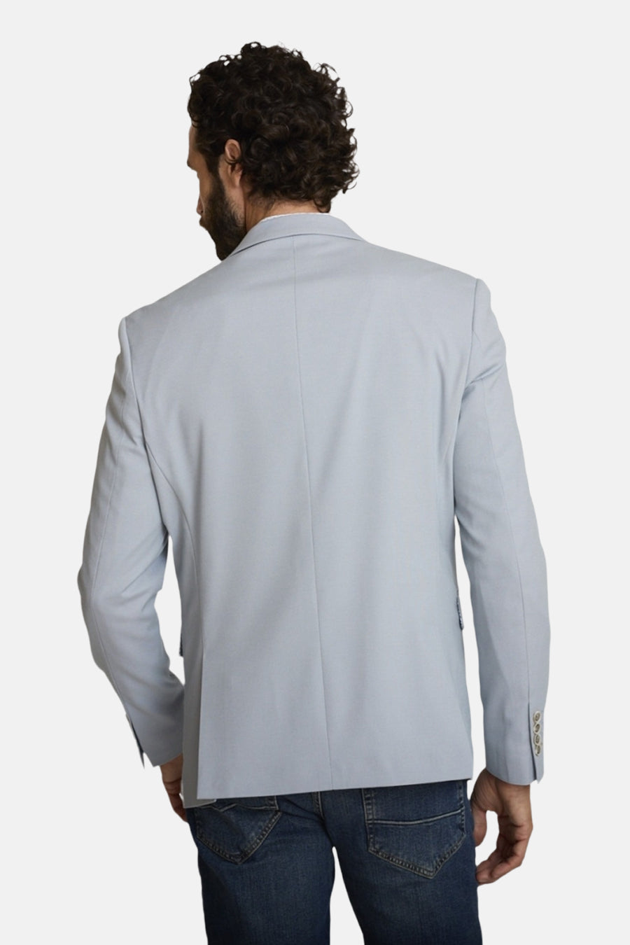 Blauwe blazer van DELAHAYE, klassieke pasvorm, gedragen met een spijkerbroek, achtergezicht.