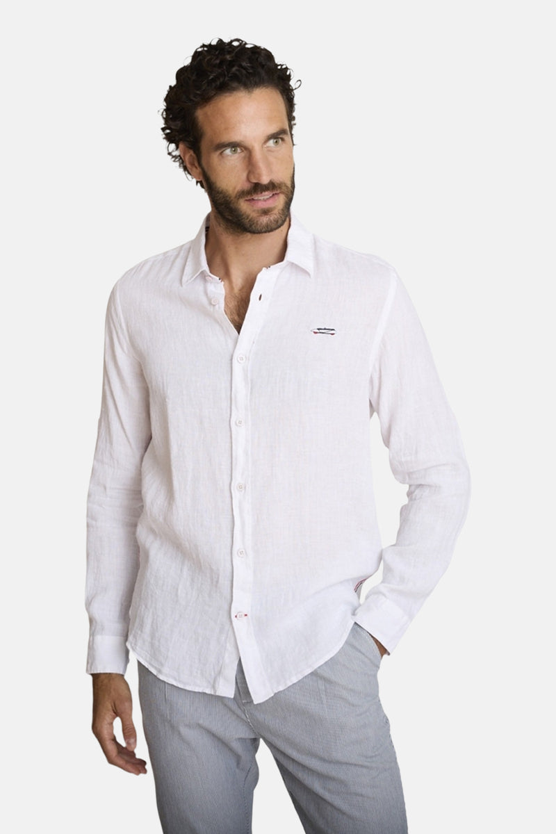 Wit overhemd met lange mouwen van DELAHAYE, achterzijde, met discrete strepen en grijze broek.