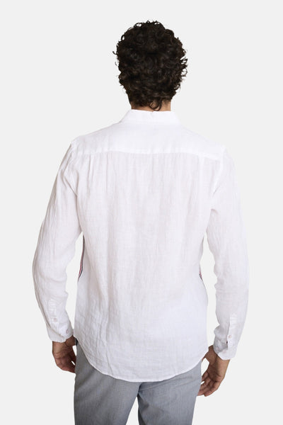Chemise à manches longues blanche de DELAHAYE, vue de dos, avec rayures discrètes et pantalon gris.
