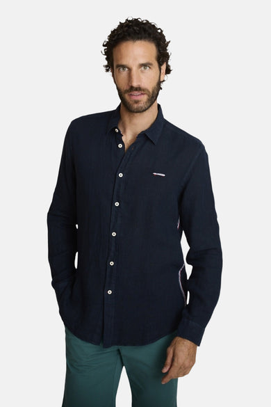 Blauwe blouse met lange mouwen van DELAHAYE, met knoopsluiting en geborduurd logo op de borst, gedragen met een groene broek.
