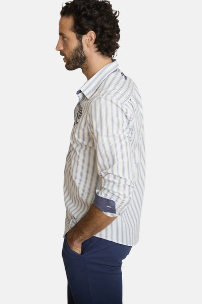 Chemise à manches courtes multicolore de DELAHAYE, rayures verticales bleues et blanches, portées avec un pantalon bleu.