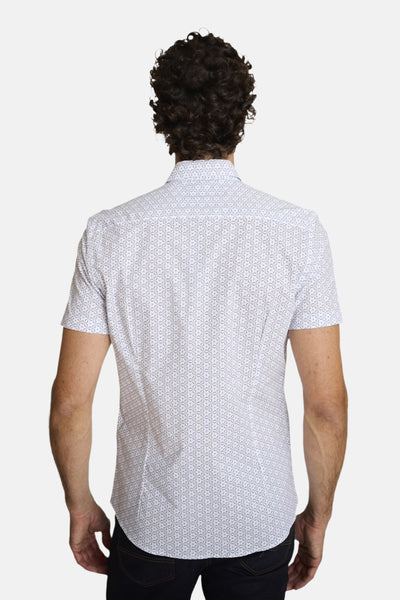 Chemise à manches courtes multicolore de DELAHAYE, avec un motif géométrique sur fond blanc, vue de dos.