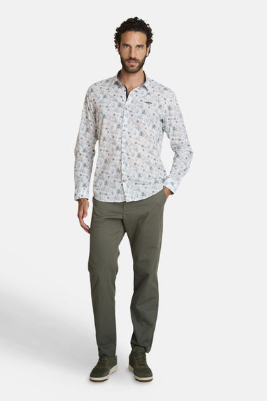Multikleuren overhemd met lange mouwen van DELAHAYE, met een discreet printpatroon, gedragen met een olijfgroene broek en suède sneakers.