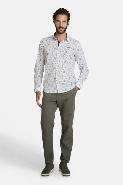 Multikleuren overhemd met lange mouwen van DELAHAYE, met een discreet printpatroon, gedragen met een olijfgroene broek en suède sneakers.