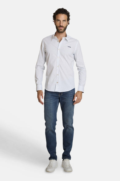 Chemise à manches longues verte de DELAHAYE, à motif géométrique subtil, portée avec un jean et des baskets blanches.