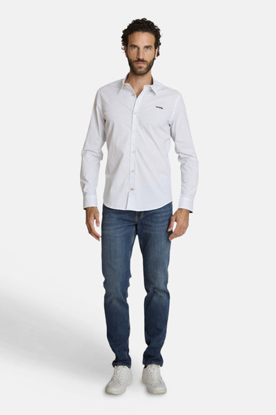 Chemise à manches longues verte de DELAHAYE, à motif géométrique subtil, portée avec un jean et des baskets blanches.