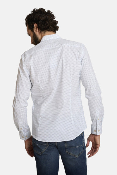 Chemise à manches longues verte par DELAHAYE, à motif subtil, portée avec un jean, vue de dos.