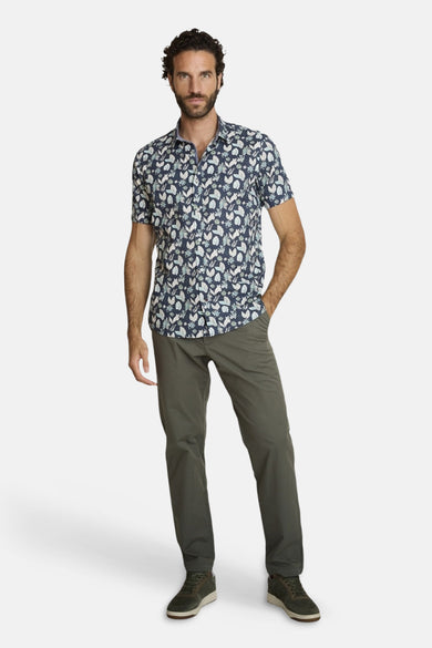 Blauw overhemd met korte mouwen en bloemenprint van DELAHAYE, gedragen met een olijfgroene broek en bijpassende sneakers.