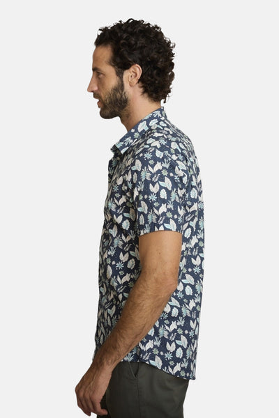 Blauw overhemd met korte mouwen, van DELAHAYE, met een wit en turquoise bloemenpatroon zichtbaar van opzij.